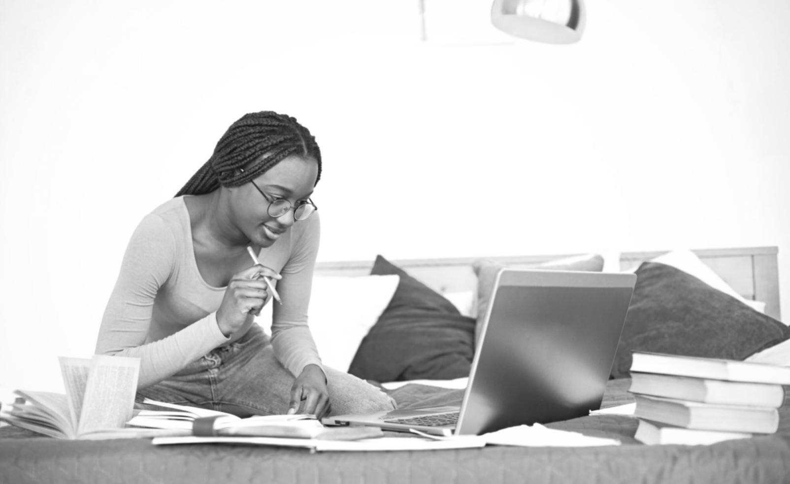 Salle de formation moderne avec écrans d'analyse économique