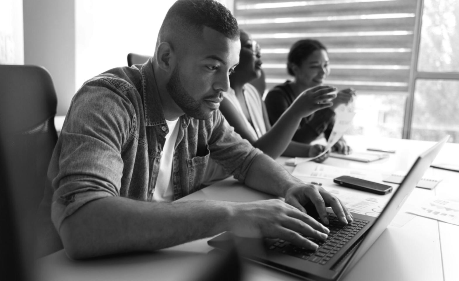 Professionnels analysant des données économiques en formation