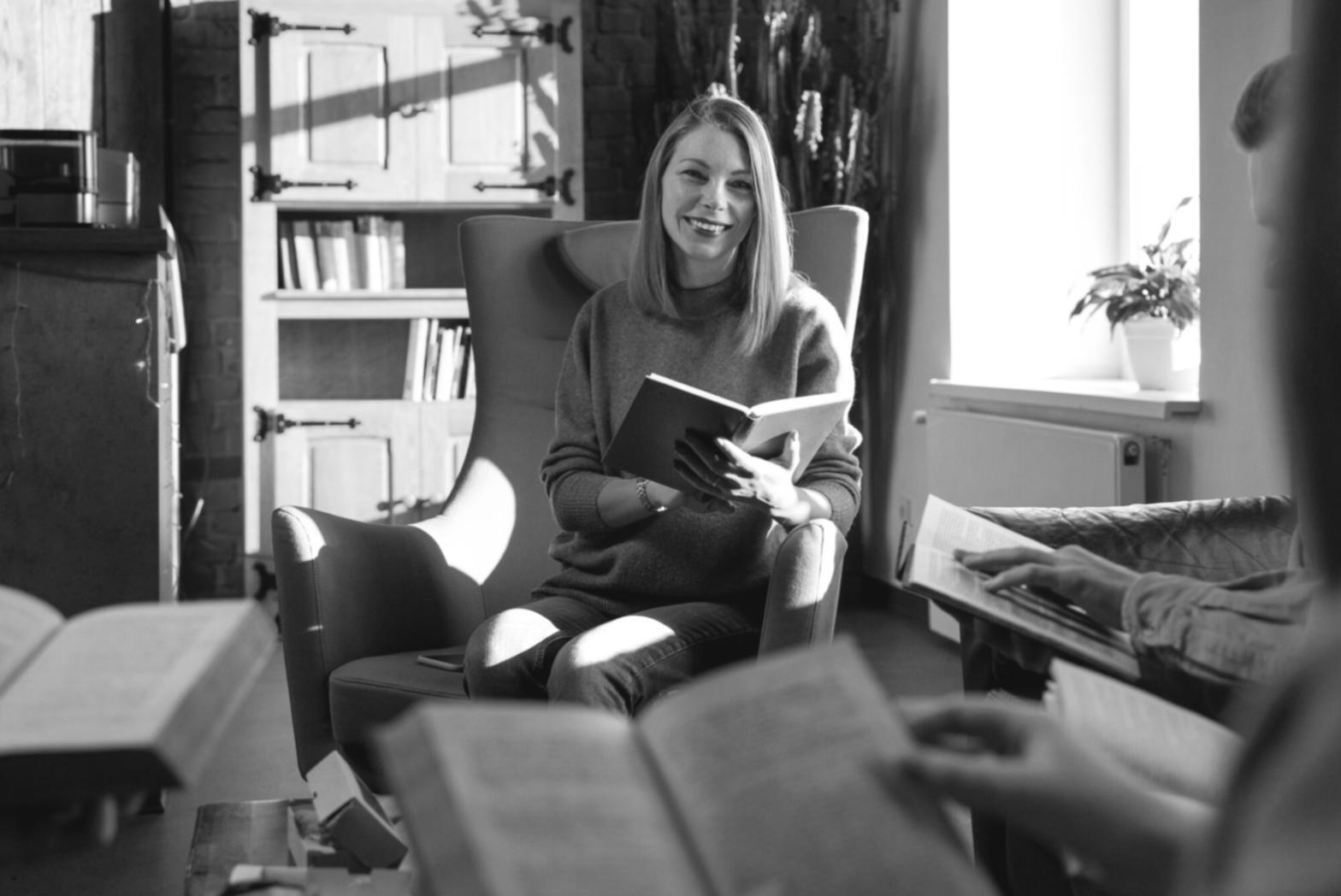 Groupe d'étudiants analysant des données économiques sur ordinateurs