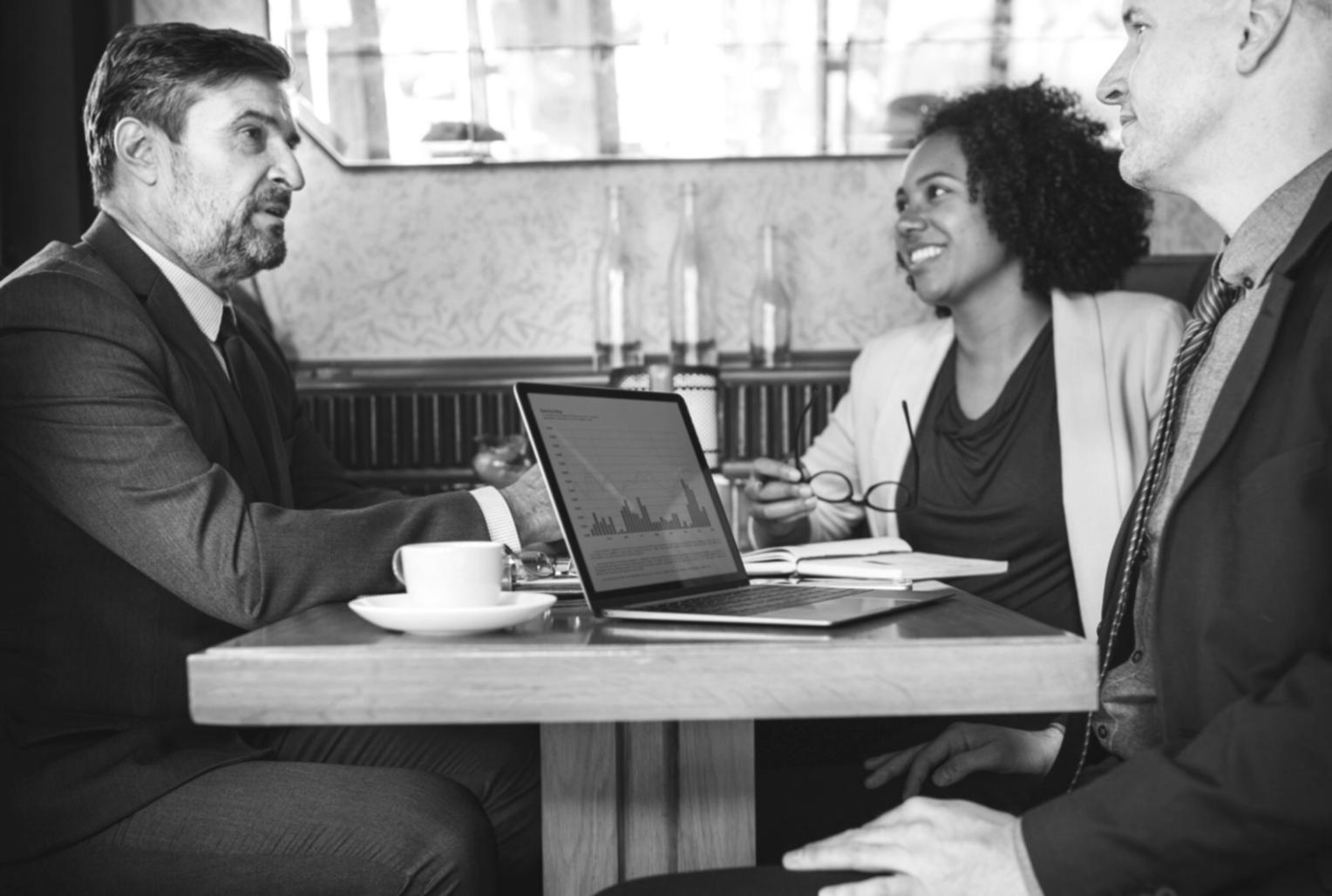 Analyse de données économiques avec graphiques et tableaux sur un bureau moderne